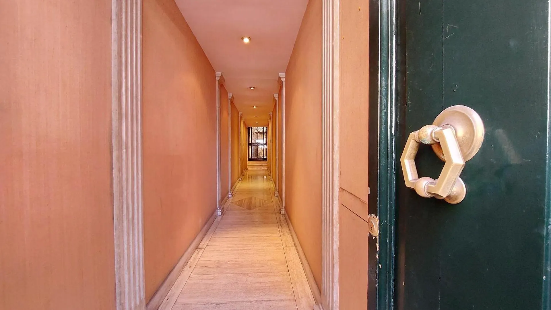 Classic Roman Home Next To Popolo Square Italy